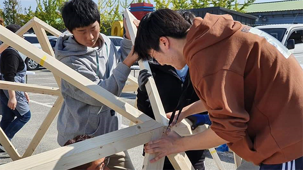 ‘마을숲통나무’ 꿈의학교 학생들이 4·16재단을 찾아 협업을 통해 돔 구조물을 제작하고 있다.