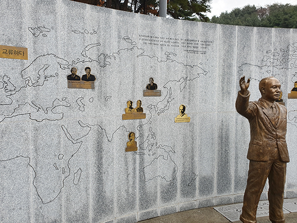 몽양기념관 광장에 있는 몽양의 동상과 행적 .