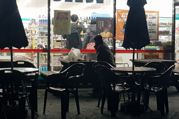 지난 28일 수원시 팔달구 인계동의 한 편의점 외부에 시민이 음료를 마시고 있는 모습.