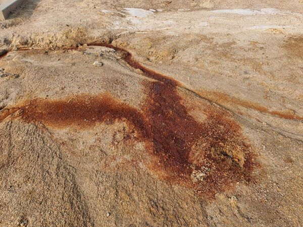 나리벡시티 개발 부지(캠프 시어즈)에서 발견된 기름 얼룩.사진=신기호 기자