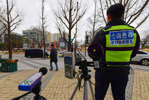 12월부터 집회시위 현장에서 경찰의 소음 측정 기준이 강화된다. 사진은 최근 인천시청 앞에서 집회현장 소음을 측정하고 있는 경찰.  이진우 기자 ljw@kihoilbo.co.kr