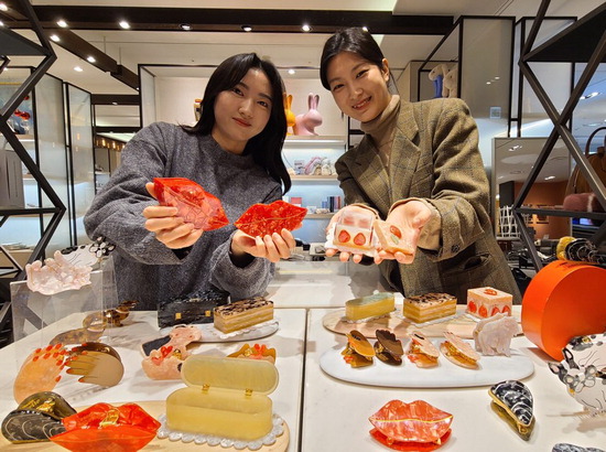 갤러리아백화점 서울 명품관 기프트숍에서 모델들이 리사이클링 플라스틱 소재로 제작한 액세서리를 선보이고 있다. <갤러리아 제공>