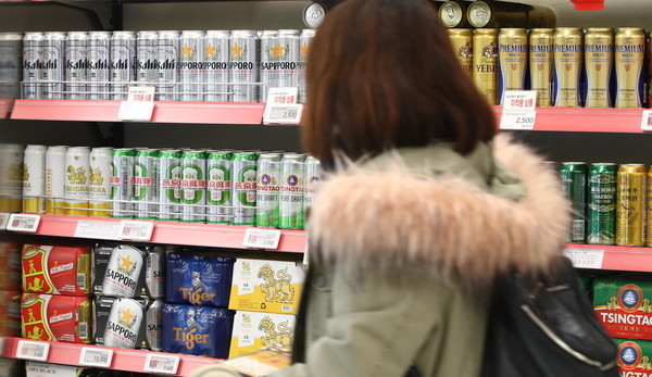 일본산 맥주 수입이 늘고 있다. 7일 관세청과 주류업계에 따르면 지난 10월 일본산 맥주 수입액은 37만 달러로 지난해 같은 달보다 873.7% 늘었다. 사진은 이날 서울 시내 한 대형마트 맥주 부스의 모습.  /연합뉴스