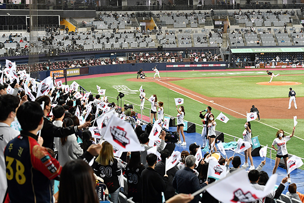 11월 9일 서울 고척스카이돔에서 열린 프로야구 플레이오프 개막전에서 kt 위즈 팬들이 열띤 응원을 하고 있다.