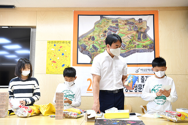 김상호 하남시장이 지역 아동들과 2020 하남이성산성문화축제 체험 프로에 참여하고 있다.