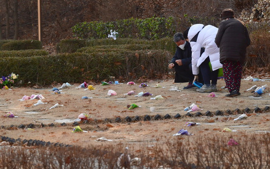 새해 연휴의 마지막 날인 3일 인천시 부평구 인천가족공원을 찾은 시민들이 가족의 잔디장을 살피고 있다.  이진우 기자 ljw@kihoilbo.co.kr