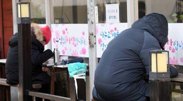 5일 수원시 장안구 취약계층을 위한 무료급식소를 찾은 홀몸노인들이 야외에서 식사를 하고 있다.  홍승남 기자 nam1432@kihoilbo.co.kr