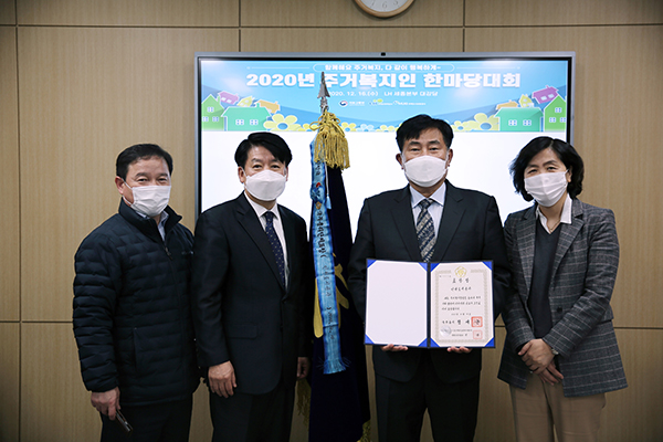인천도시공사가 한국백혈병소아암협회 경인지회에 후원금을 전달하고 있다.