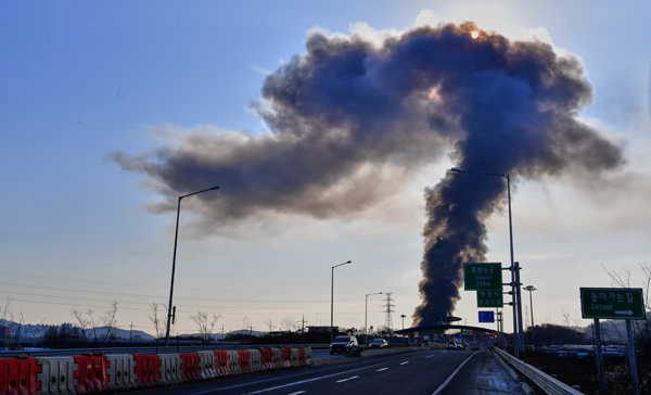 10일 김포시 대곶면의 한 차량 내장재 공장에서 화재가 발생해 검은 연기가 상공으로 치솟고 있다.  이진우 기자 ljw@kihoilbo.co.kr