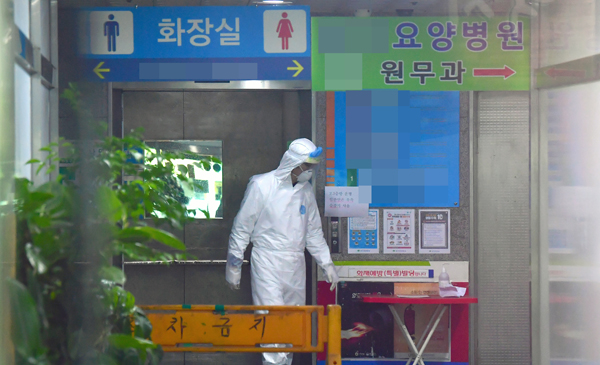 지난 4일 코로나19 집단감염이 발생한 인천시 계양구의 한 요양병원에서 방역 관계자가 이동하고 있다. 이진우 기자 ljw@kihoilbo.co.kr