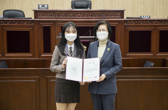 박은경 안산시의회 의장이 청소년의회 우수 안건 시상식에서 최우수상을 수상한 이고은 학생과 기념촬영을 하고 있다.