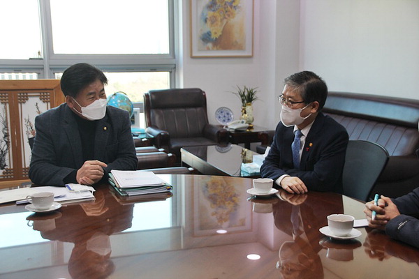 소병훈(왼쪽) 국회의원이 변창흠 국토부 장관에게 광주지역 현안사업에 대해 이야기하고 있다.