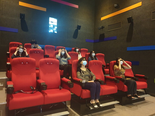 의정부시 어린이과학체험실이 운영하는 4D영상체험실에서 시민들이 가상현실을 체험하고 있다.  <의정부시 제공>