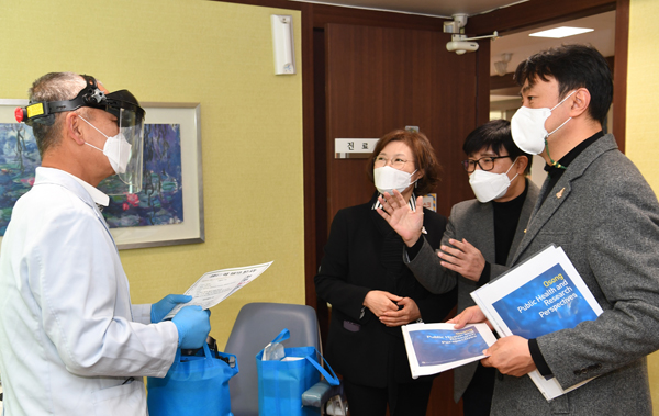 김상호 하남시장이 의료기관을 방문해 코로나19 대응 강화를 요청하고 있다.