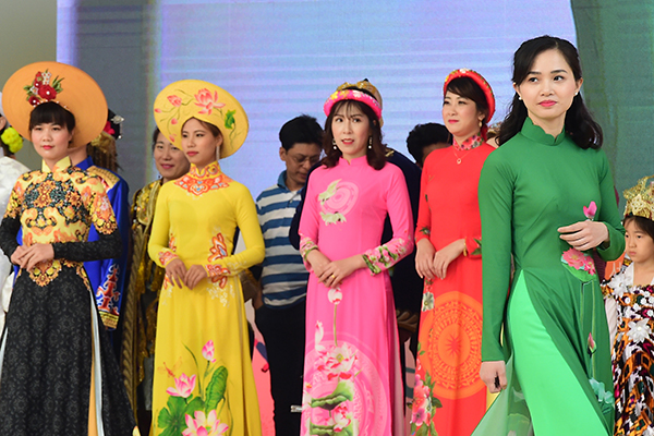 외국인주민 한국어 말하기 대회 다문화한 가족 축제 전통복장 패션쇼 참가자들.