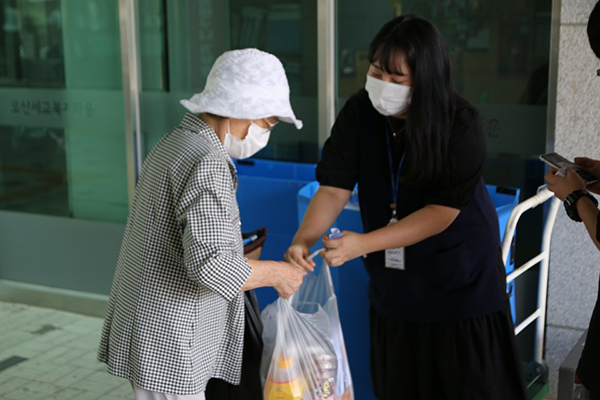 오산시가 코로나19로 인해 경로식당 이용이 어려워지자 노인들에게 집에서 간단히 먹을 수 있는 대체식을  전달하고 있다.