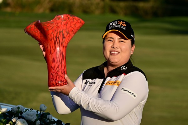 28일(현지시간) 미국 캘리포니아주 칼즈배드 아비아라 골프클럽에서 열린 미국여자프로골프(LPGA) 투어 KIA 클래식에서 우승한 박인비(33)가 트로피를 들고 있다./연합뉴스