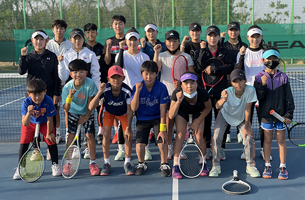 오산 G-스포츠클럽 테니스 선수들이 파이팅을 외치고 있다.