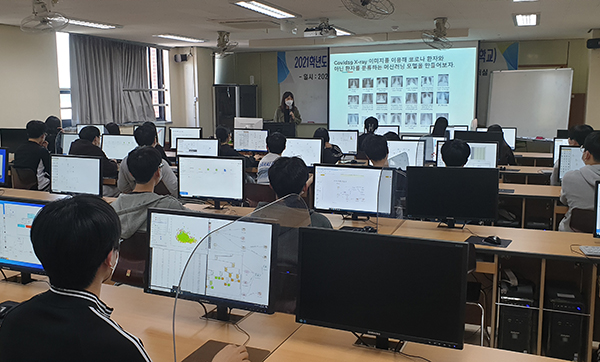 AI교육 선도학교로 선정된 용인 서원고등학교에서 학생들이 AI교육에 참여하고 있다.