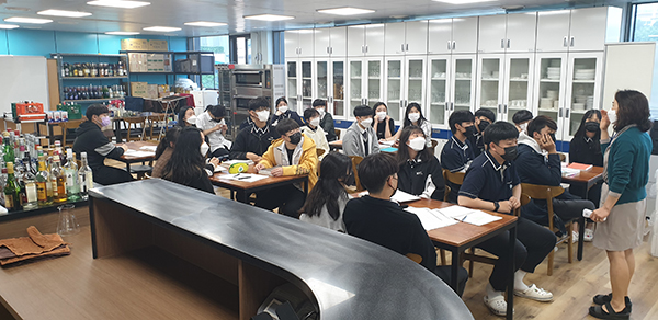 화성 남양고등학교 학생들이 모듈러 교실에서 수업을 받고 있다.