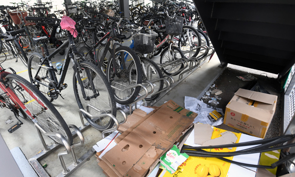 화성시 병점역에 설치된 자전거 보관소에 각종 상자와 쓰레기가 쌓여 있다.  화성=홍승남 기자 nam1432@kihoilbo.co.kr