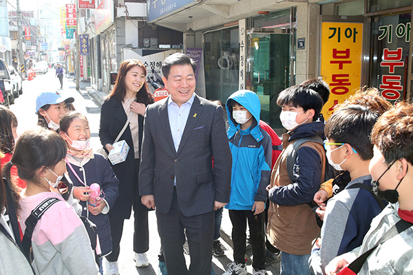 박승원 시장이 광명4동 ‘우리동네 시장실’ 운영 중 어린이들과 만나고 있다.