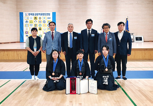 제30회 회장기 전국 중·고등학교 검도대회에서 수상한 학생들이 기념촬영을 하고 있다.