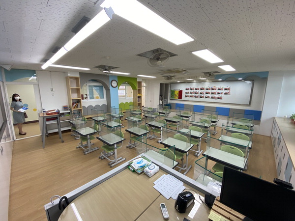 인천시교육청의 그린스마트 미래학교 사업이 적용된 신현북초등학교 1학년 교실. <인천교육청 제공>