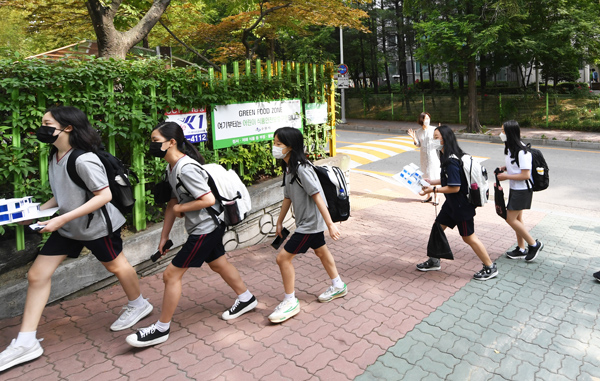 수원시 한 중학교에서 학생들이 등교하는 모습./사진 = 기호일보 DB