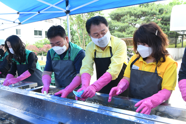 안 시장이 시민들과 아이스팩 재활용 작업에 참여하고 있다.