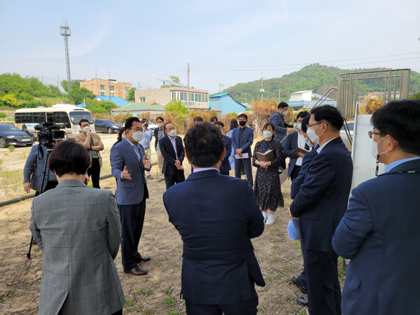 인천시의회 관계자들이 평화학교 설립 현장을 살펴보고 있다.