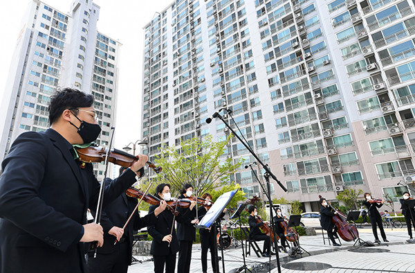 지난해 4월 수원지역 아파트 단지에서 진행된 ‘베란다 1열 콘서트’에서 오케스트라 연주가 진행되고 있다.
