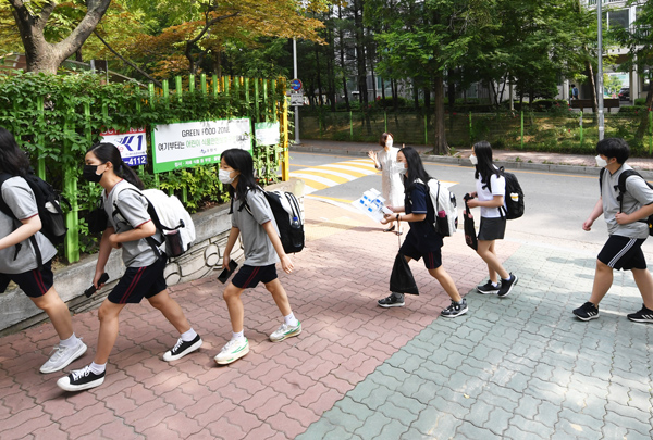 수원시 한 중학교에서 학생들이 등교하는 모습./사진 = 기호일보 DB