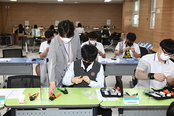 미래 산업 대비 다양한 수업을 받고 있는 학생들.