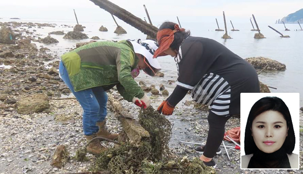 환경특별시민 유신자 씨(작은사진). 백령도에서 해양쓰레기 수거활동을 하고 있는 모습.  <점박이물범을 사랑하는 사람들의 모임 제공>