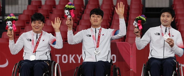 2일 일본 도쿄 메트로폴리탄 체육관에서 열린 2020 도쿄패럴림픽 탁구 남자 단체전(스포츠 등급4-5) 시상식에서 은메달을 목에 건 대한민국 백영복(왼쪽), 김정길(가운데), 김영건(오른쪽)이 손을 흔들며 기뻐하고 있다.
