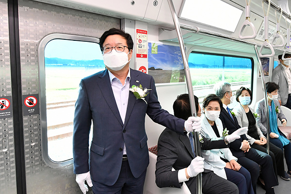 지난해 9월 10일 수인선 개통식에서 염태영 수원시장이 수인선 열차에 탑승하고 있다.
