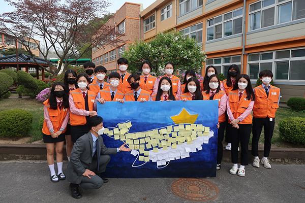 학생자치회 학생들이 세월호 추모 행사를 열고 기념촬영을 하고 있다.