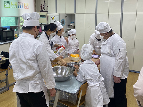 점동고 특수학급 학생들이 제과제빵 수업에 참여하고 있다.