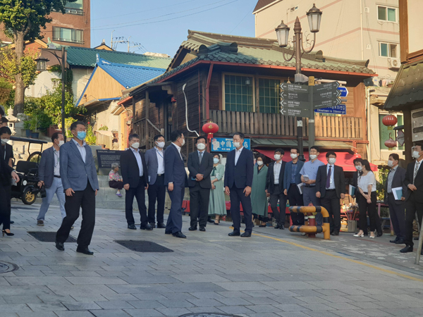 박남춘 시장이 스마트관광 도시 조성 시범사업을 진행하고자 관계자들과 중구 개항장을 둘러보고 있다.