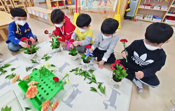 카네이션 꽃바구니를 만들고 있는 어린이들.