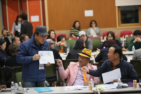 동탄권역 지역회의에 참가한 주민들이 토론하고 있다.