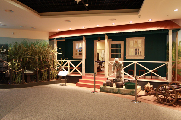 하와이에 정착한 사탕수수 농장 한인노동자들의 고된 노동생활을 재현한 이민사 박물관 제2전시실.  