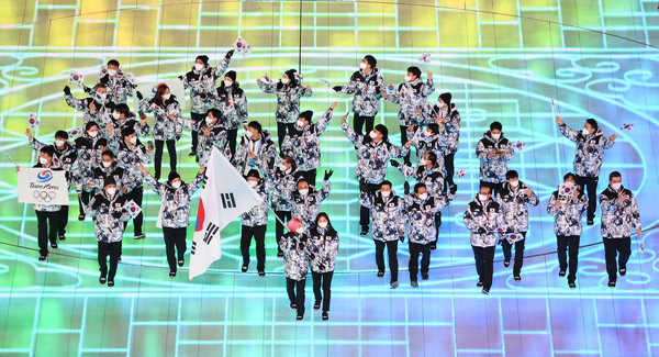 [올림픽] 대한민국 선수단 입장    (베이징=연합뉴스)  = 4일 오후 중국 베이징 국립경기장에서 열린 2022 베이징 동계올림픽 개회식에서 대한민국 선수단이 입장하고 있다.