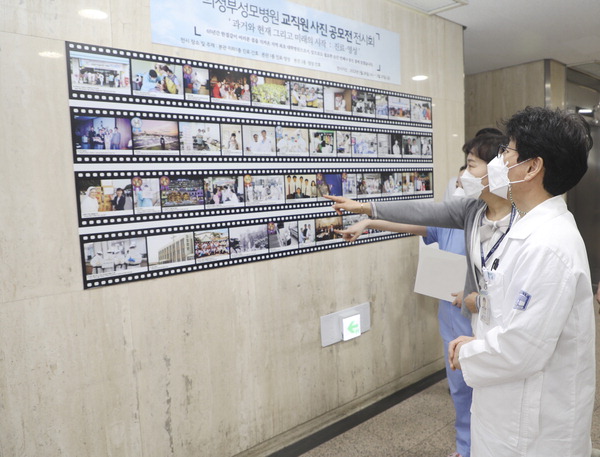 의정부성모병원 의료진들이 오는 25일까지 진행하는 교직원 사진 공모 전시회를 관람하고 있다. <의정부성모병원 제공>