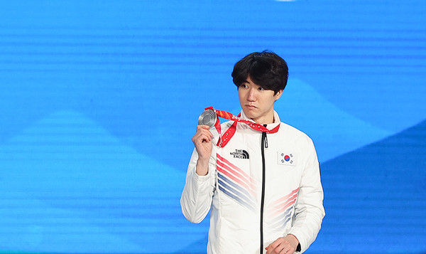 2022 베이징 동계올림픽 스피드스케이팅 남자 500m에서 2위를 차지한 한국의 차민규가 11일 오후 중국 베이징 메달플라자에서 열린 메달 수여식에서 은메달을 들어 보이고 있다.  /연합뉴스