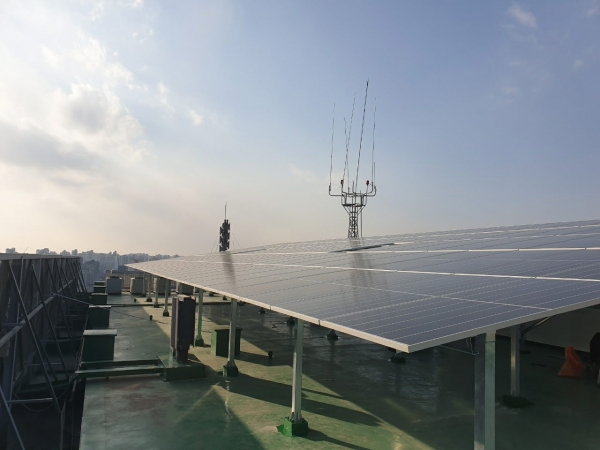안성시청 본관 옥상에 설치되고 있는 시민참여 1호 태양광발전소 모습.   <안성시 제공>