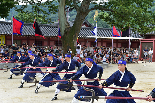 수원시립공연단 단원들이 관무재 ‘조선의 무예를 지켜보다’를 시연하는 장면.