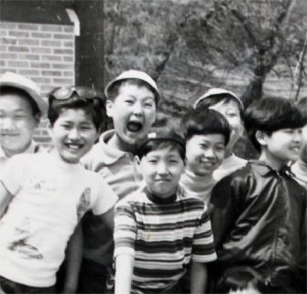 초등학생 시절 윤석열 당선인이 친구들과 함박웃음을 짓고 있다.