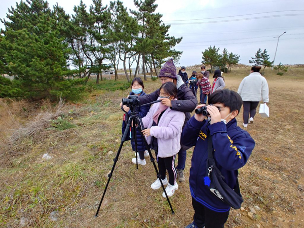 ‘백령도 청소년 겨울 철새학교’에서 이동물새와 물범을 관찰하고 있는 학생들.